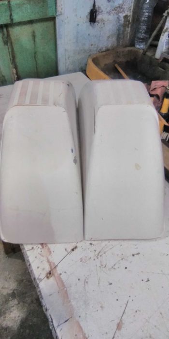 Um par de guarda-lamas em plástico, em bom estado, para atrelados.