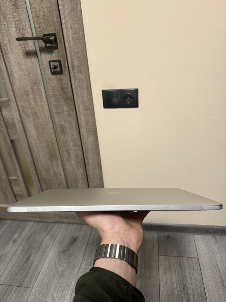 Macbook pro 15 2018 core i9 32/256gb amd pro 555x 4gb