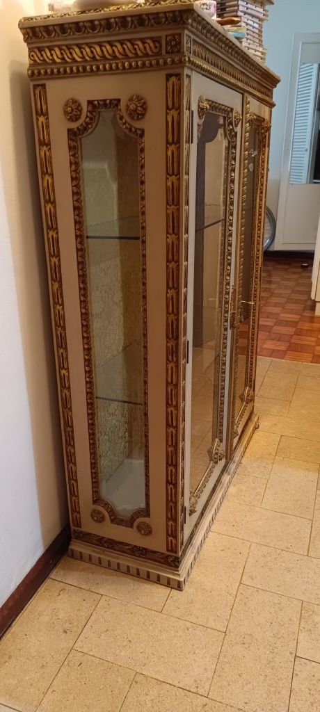 Móvel vitrine com prateleiras em vidro