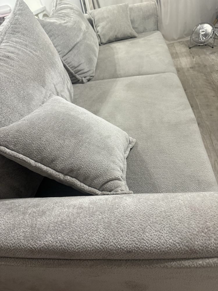 Szara sofa kupiona w lipcu tamtego roku