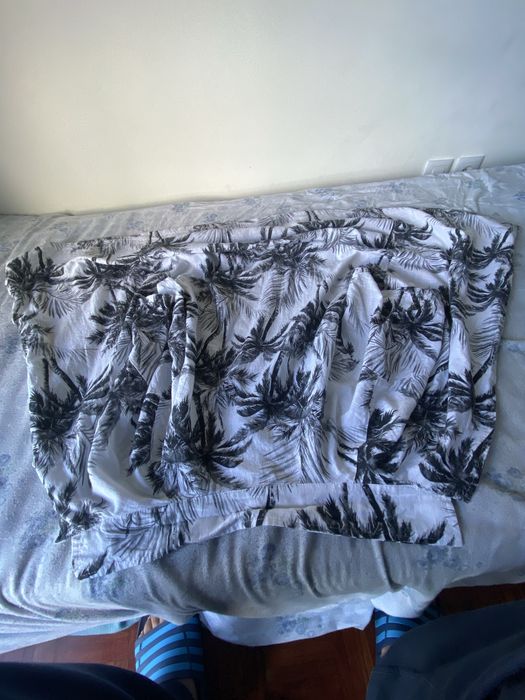 Camisa branca com estampado preto de palmeiras
