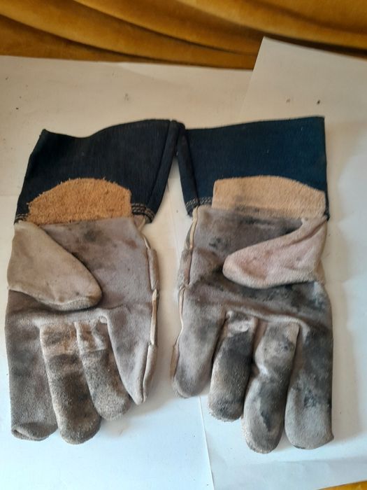 Candeeiro, ferro, agrafador CTT, cadeiras