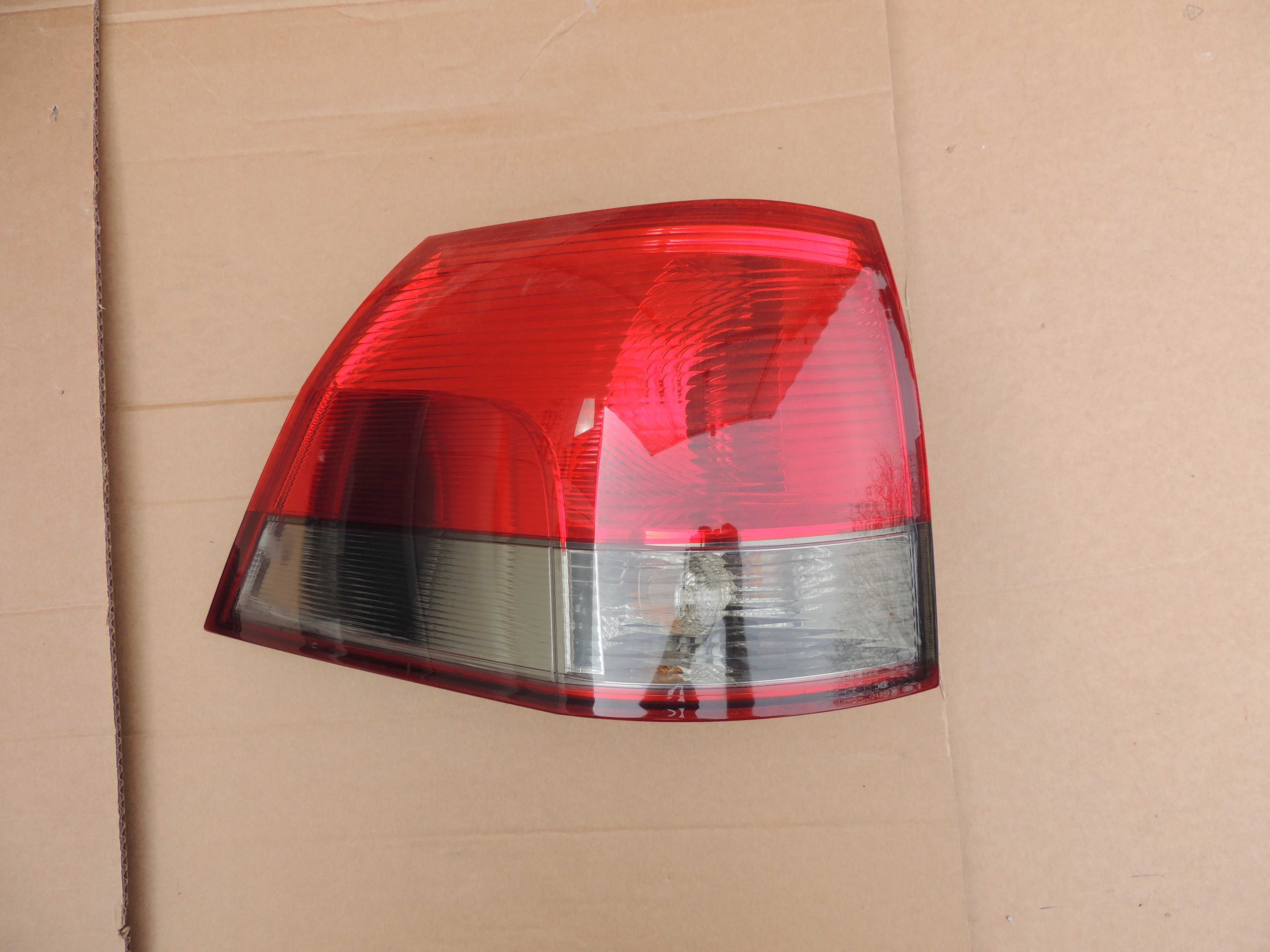 Lampa tylna lewa europejska Opel Vectra C kombi 02-08 ciemna dymiona