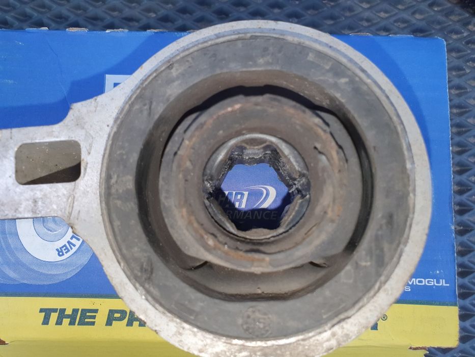 Оригинальные сайлентблоки переднего рычага (задние) explorer 2011-2018