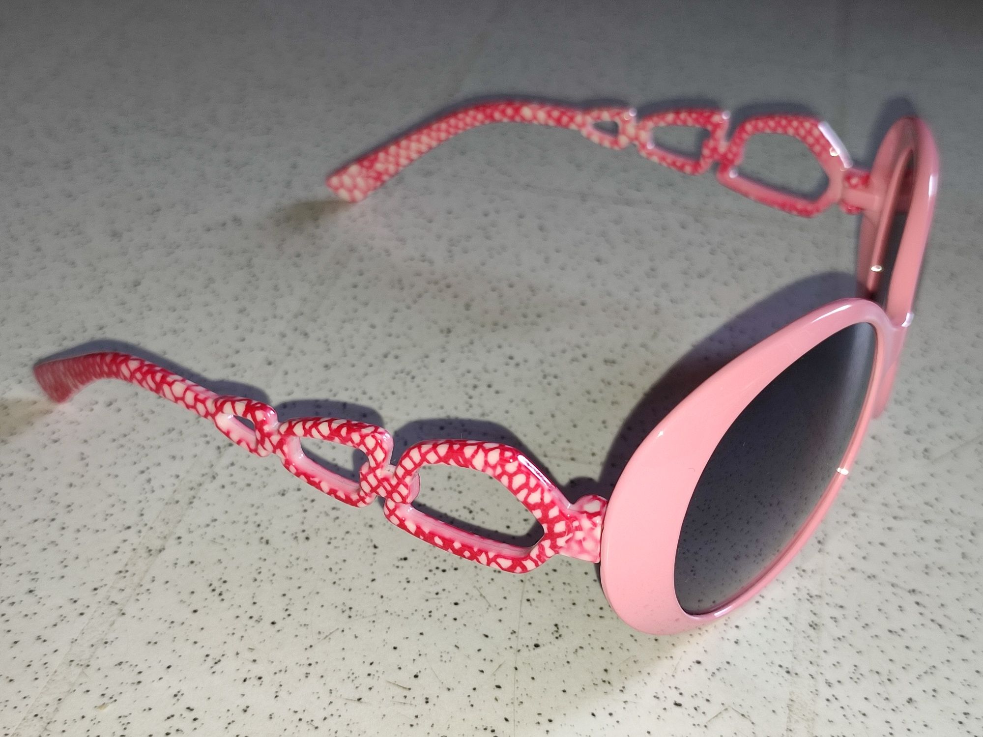 Детские розовые солнцезащитные очки.