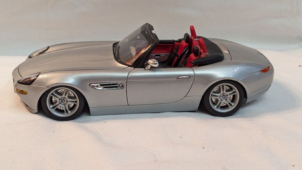 Модель автомобиля BMW Z8 Bburago 1/18