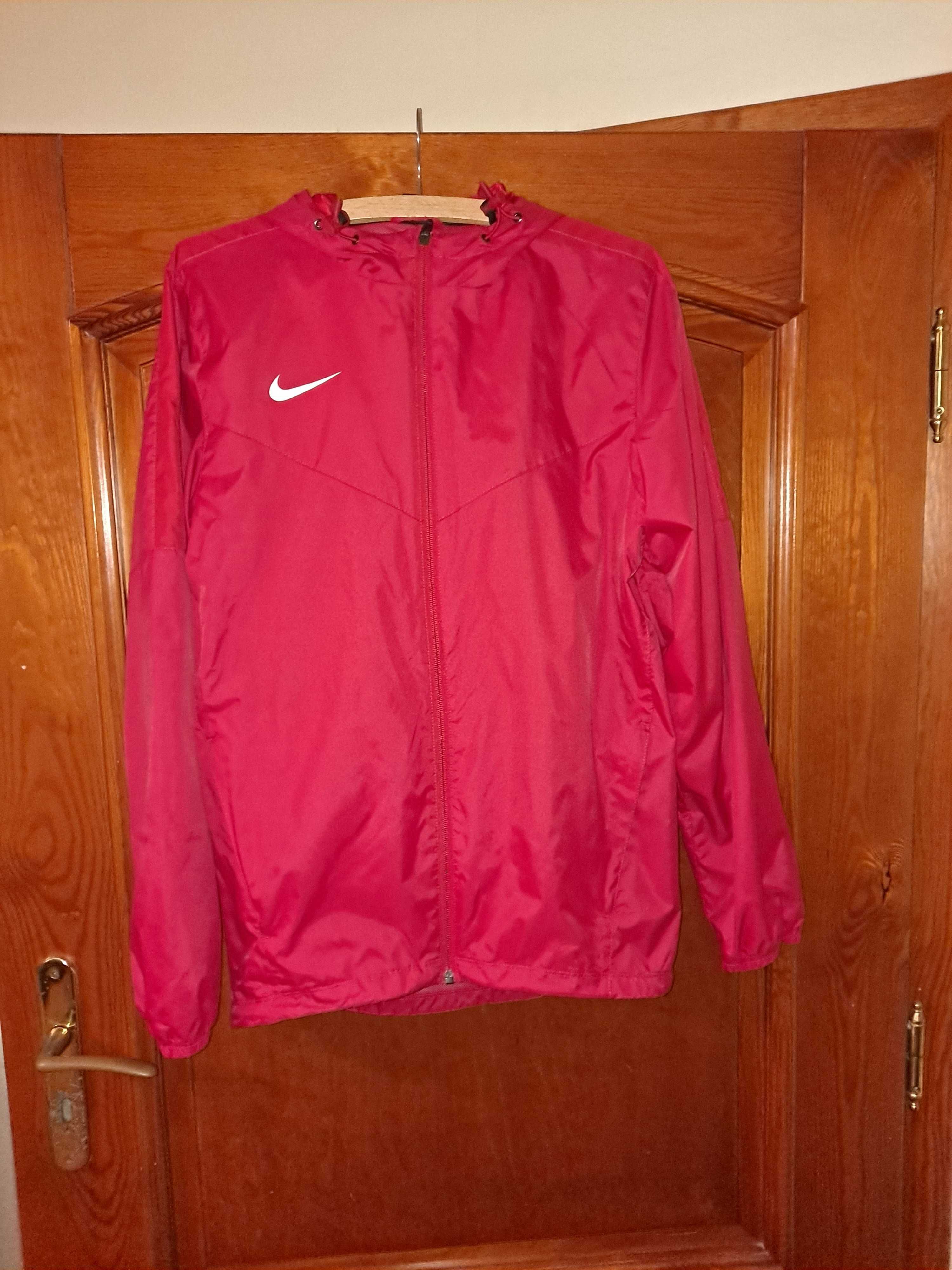 czerwona kurtka piłkarska Nike