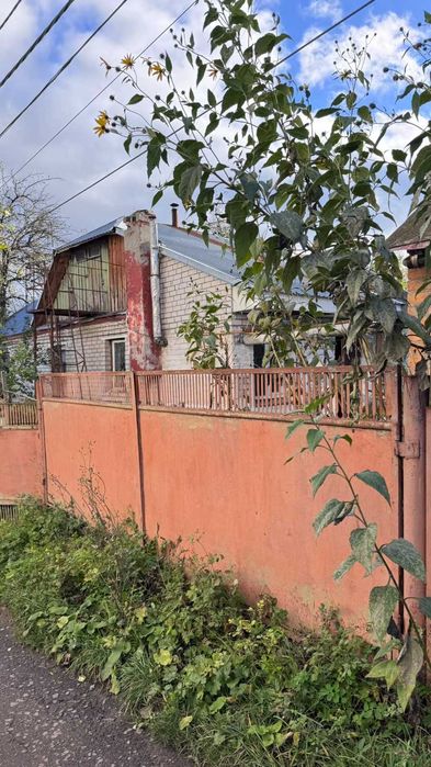Частина будинку з окремим подвір'ям .
