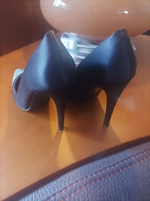 Sapatos pretos com brilhantes