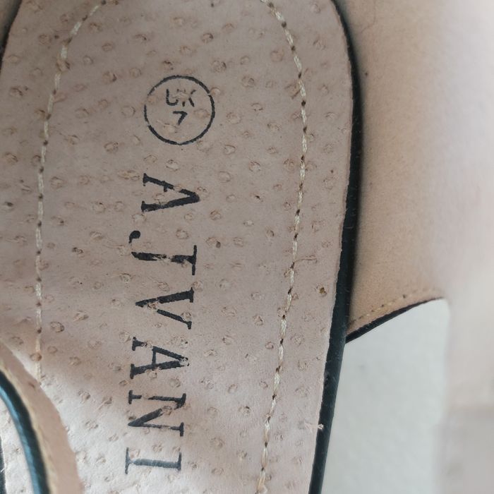 Zapinane czułenka Ajvani