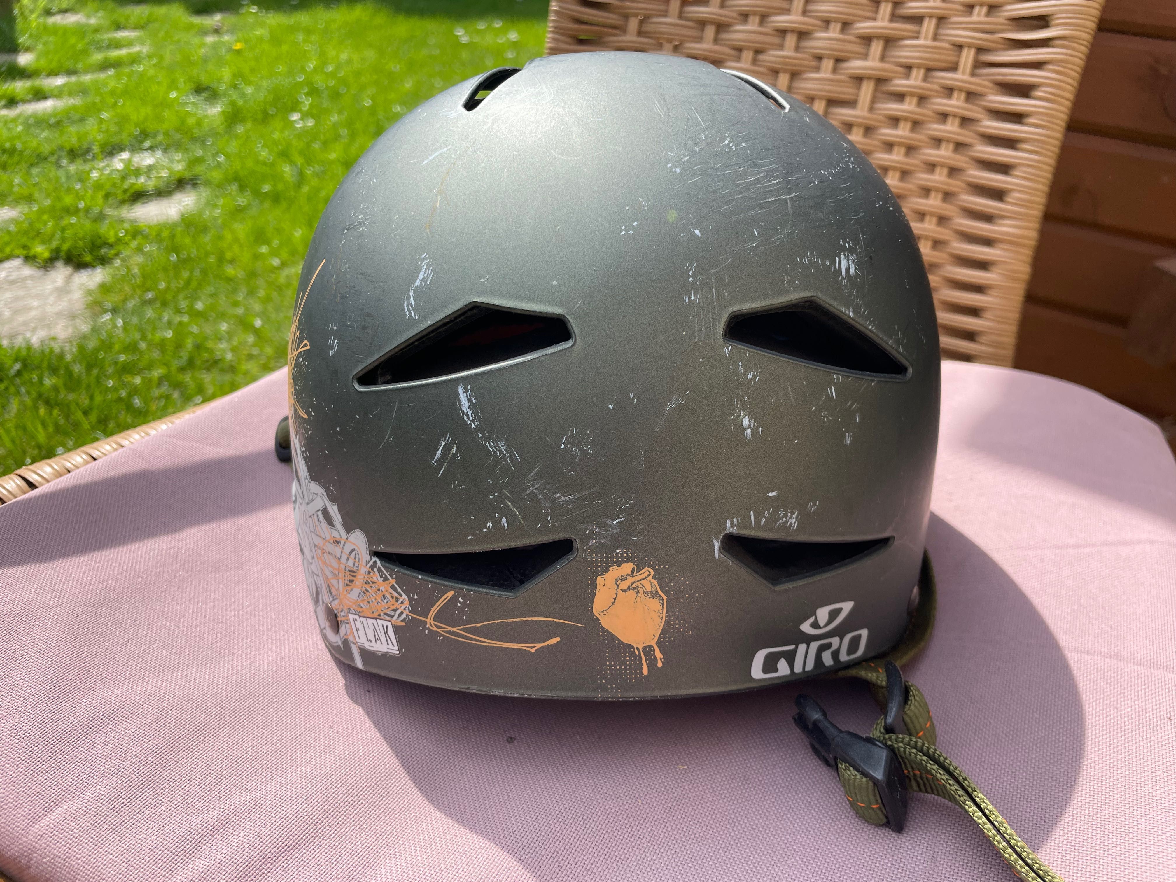 Kask rowerowy Giro typu orzeszek, r. M