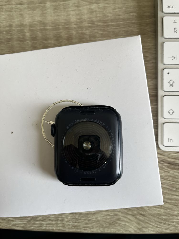 Apple watch SE 2 44mm uszkodzone szkło