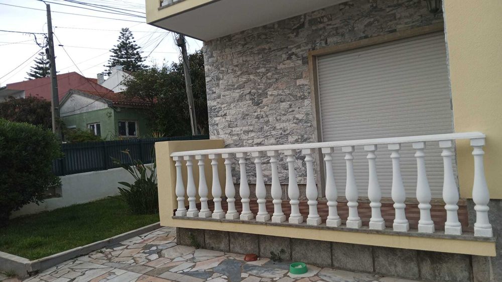 Casa T6 com duplo salão, jardim e garagem – São Domingos de Rana –