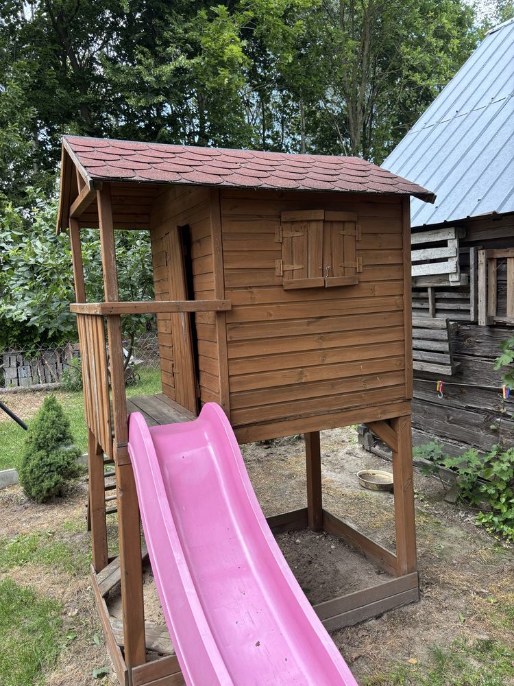 Domek drewniany dla dzieci i zjeżdżalnia