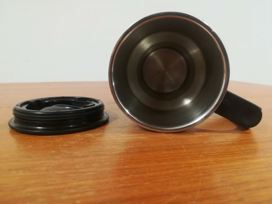 Metalowy kubek termiczny z uchwytem – srebrny