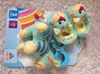 Brinquedo de corda e pantufas