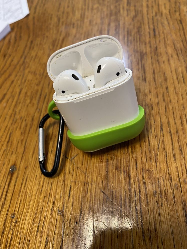 Продам Apple AirPods 1