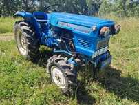 Trator Hinomoto E250D matriculado - Motor de 3 cilindros