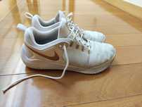 Sapatilhas Nike usadas com rasgão de lado