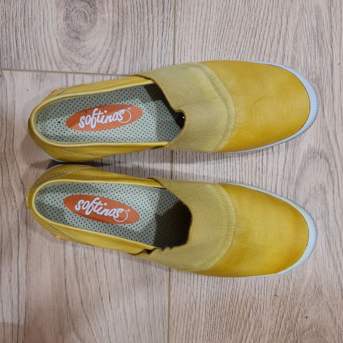 Sapatos amarelos da Softinos em tamanho 39