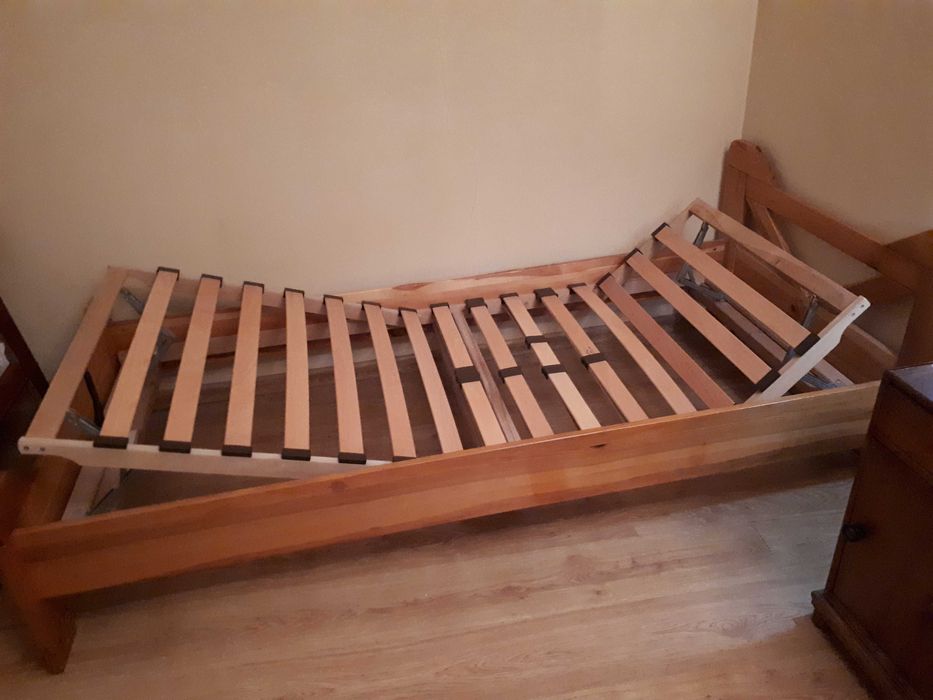 łóżko drewniane pojedyncze z podnoszonymi elementami
