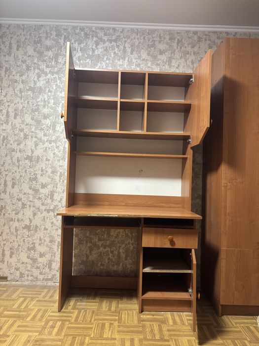 Письмовий стіл.