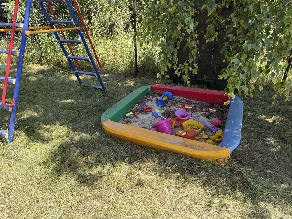 Plac zabaw zjezdzalnia hustawka trampolina piaskownica