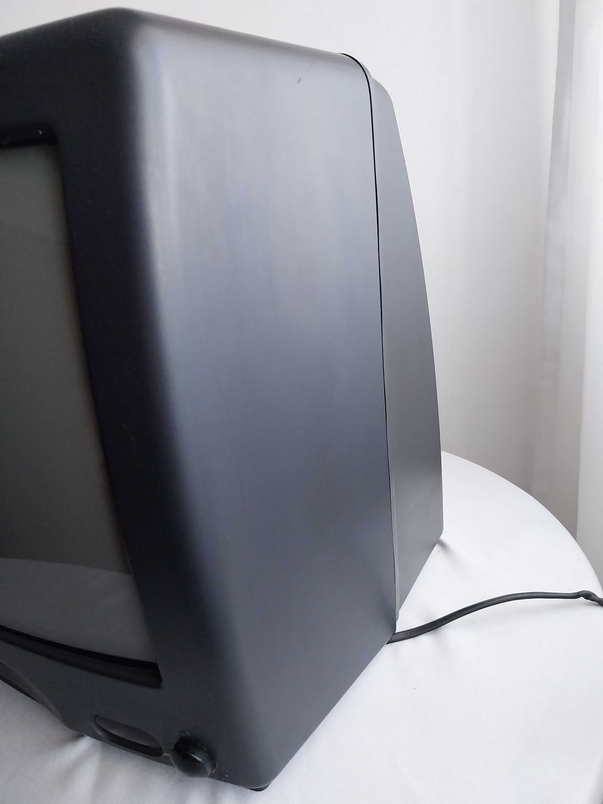 Televisão antiga da Sanyo CEP 1497, vintage, a funcionar