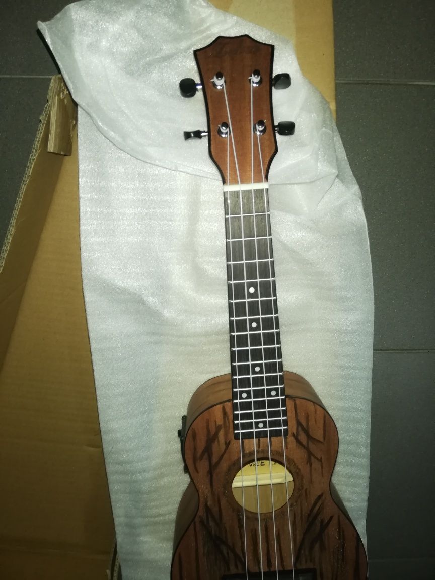 ukulele soprano elétrico decorado