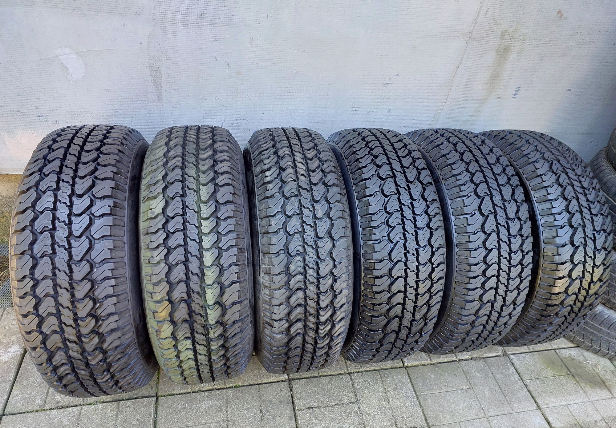 Шини 6шт. r15  235-75 Michelin стан Нових