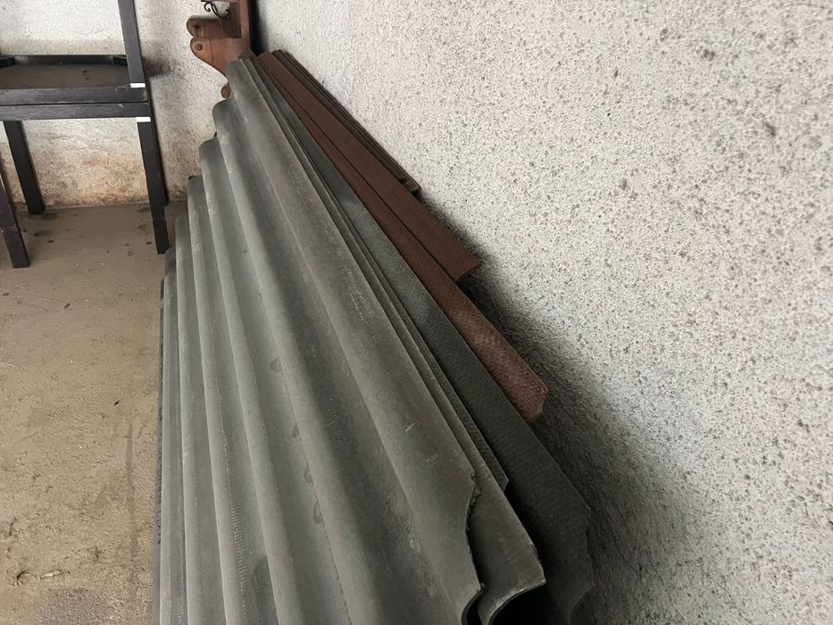 Vendo telha preta e avermelhada