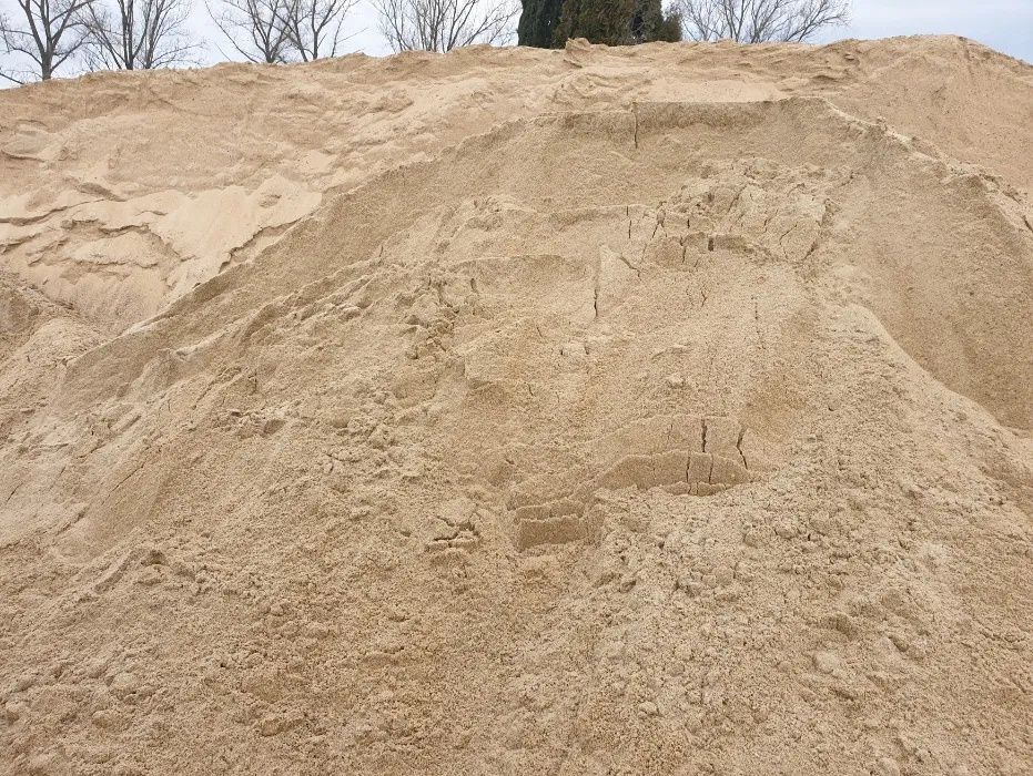 Piasek płukany szary ostry 0-2mm do betonu pod kostkę brukową.