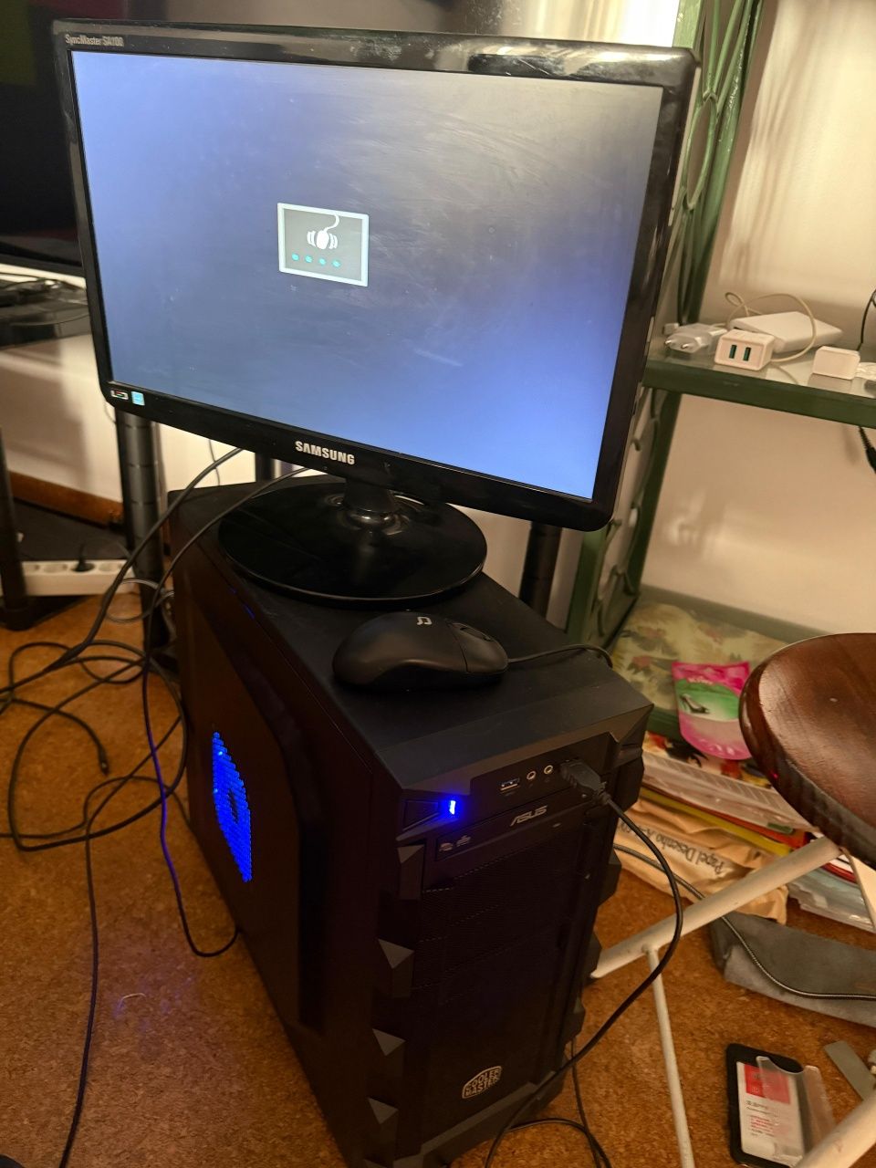 Computador fixo, com rato , teclado e monitor