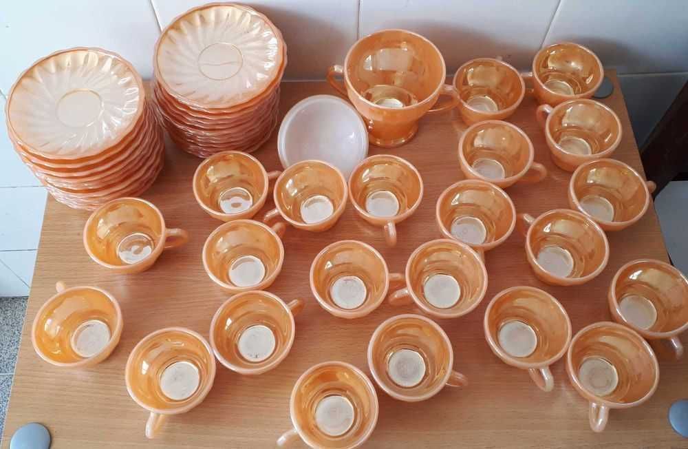 Chávenas c/pires e açucareiro- 22 cháv,24 pires,1 açucareiro-tudo 25€.