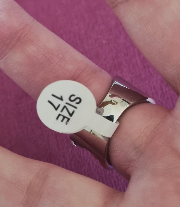 Anel bicolor, em aço, com zirconias e micropérolas. T17