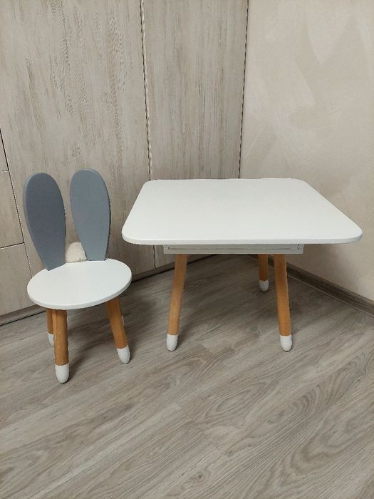Дитячий стіл і стільчик з вушками зайчика для творчості