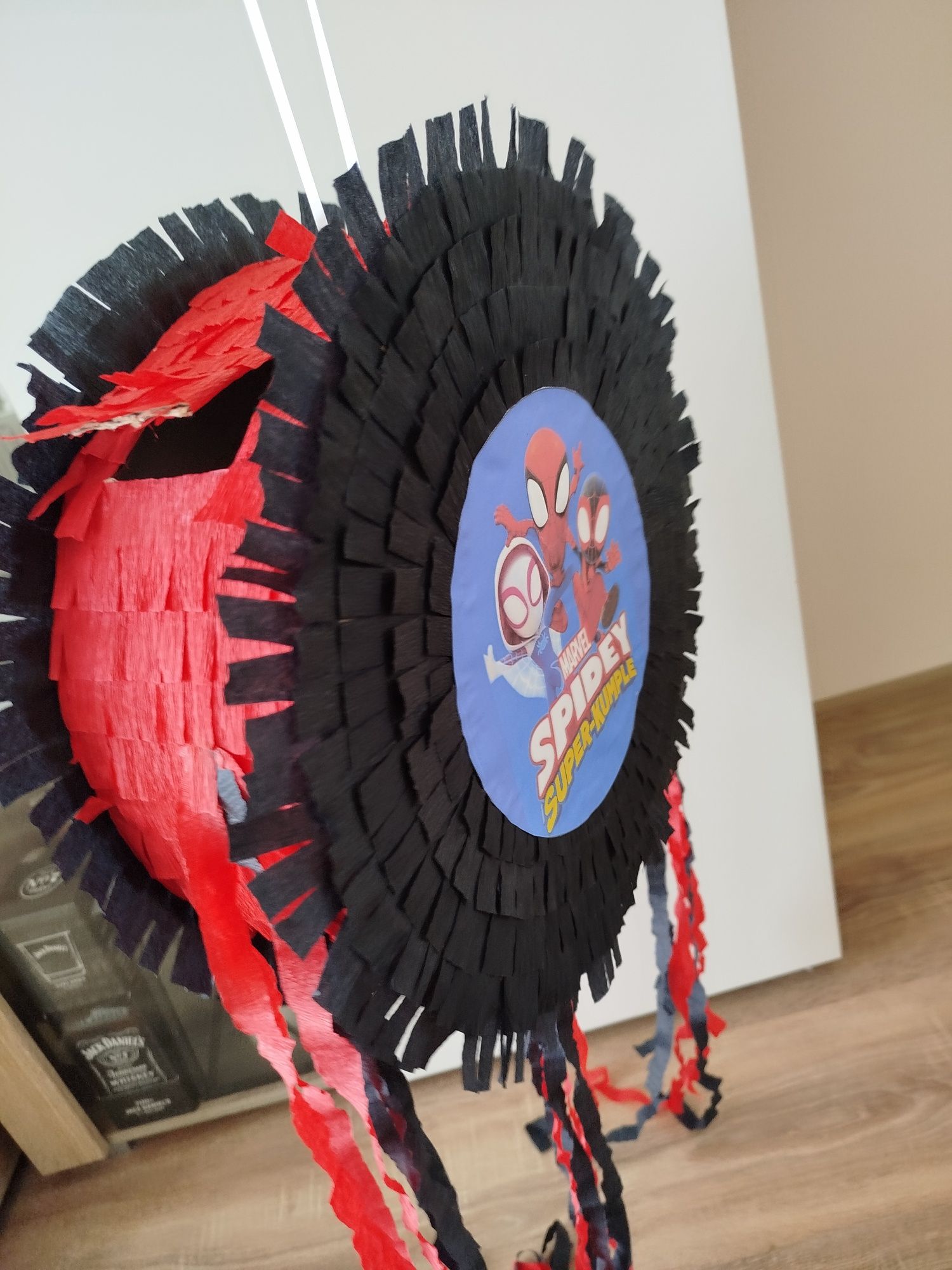 Piniata spidey i super kumple czarno czerwona z tasiemkami