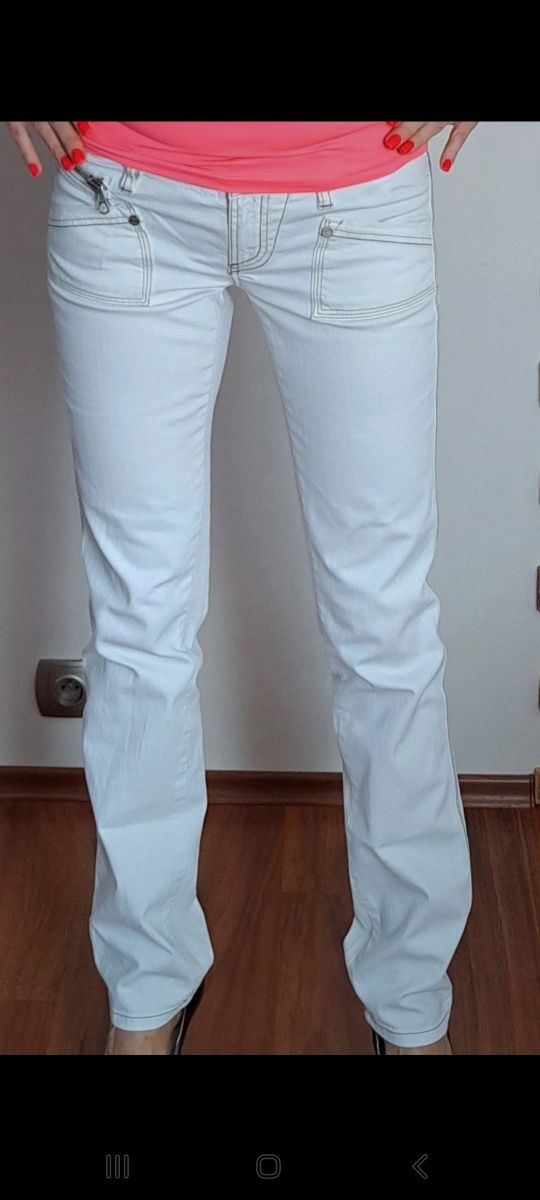 Białe spodnie jeansy damskie