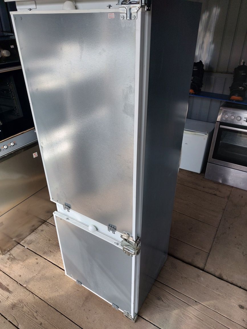 Холодильник під вмонтування Neff