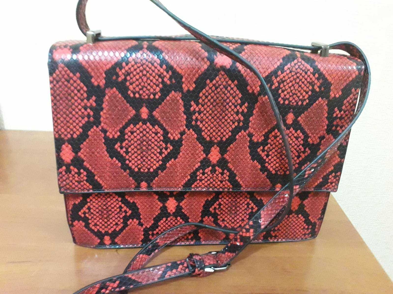 Стильная женская сумочка кроссбоди со змеиным принтом Mohito