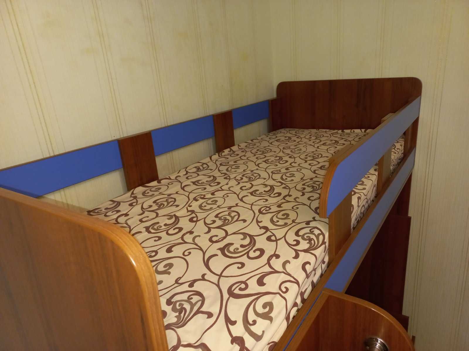 Детская кровать 2-х этажная, 1 спальное место + стол