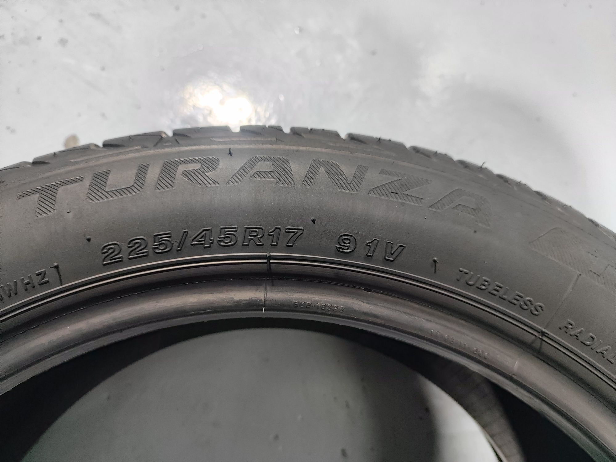 2 pneus semi novos 225-45R17 Bridgestone - Oferta dos Portes