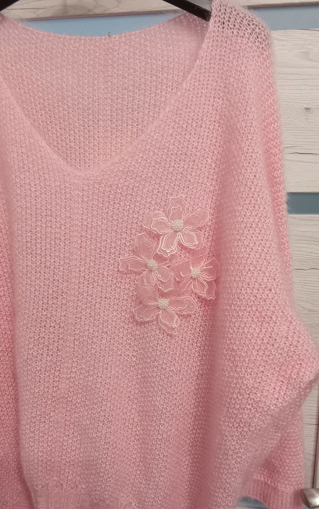 Sweter puchaty z aplikacją 3D