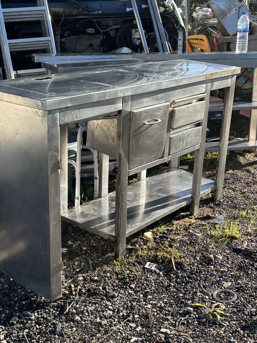 Bancada em inox com gavetas