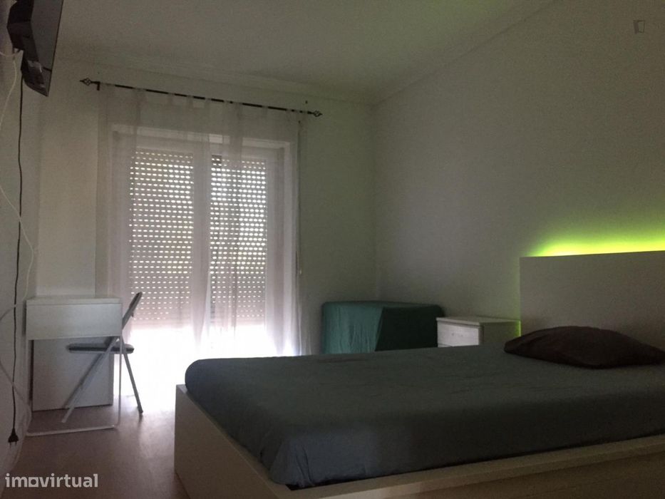 251131 - Quarto com cama de casal acolhedor, em...