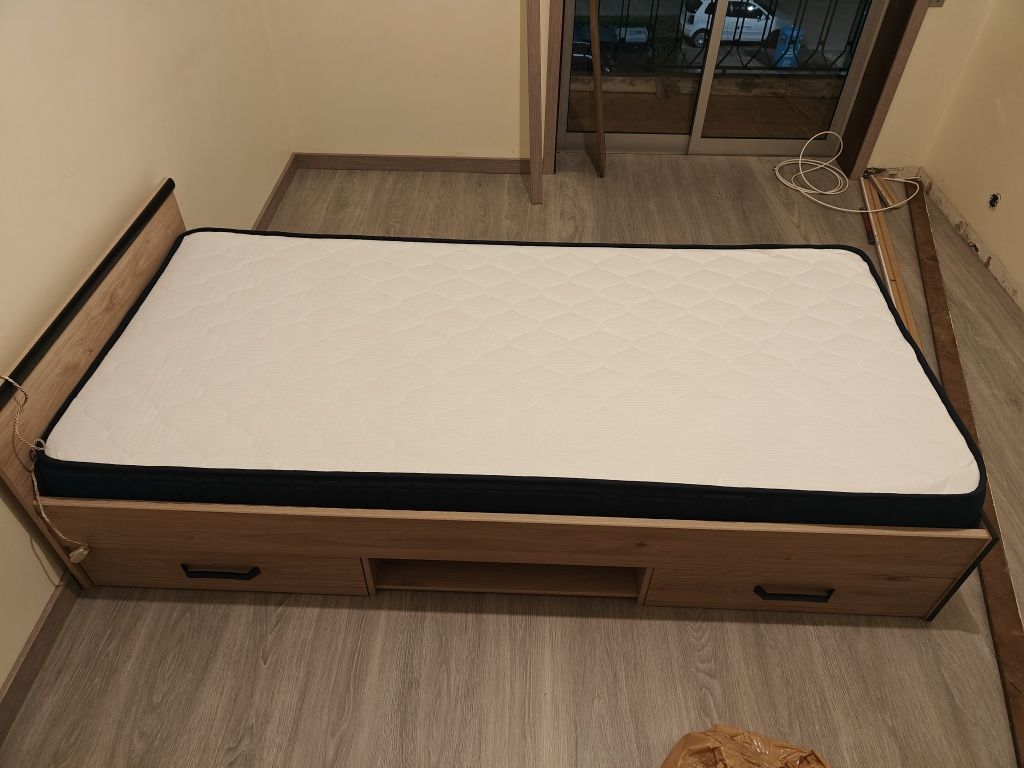 Vendo cama NASHVILLE 90x200, com estrado e colchão viscoelástico de 19