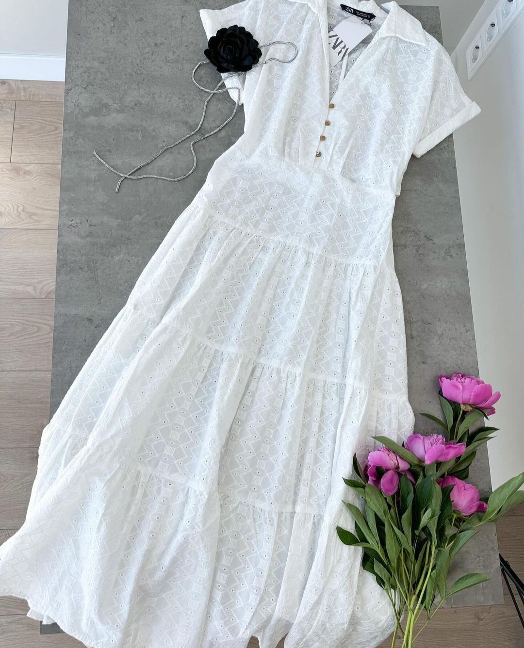 Сукня-сорочка з прорізною вишивкою zara