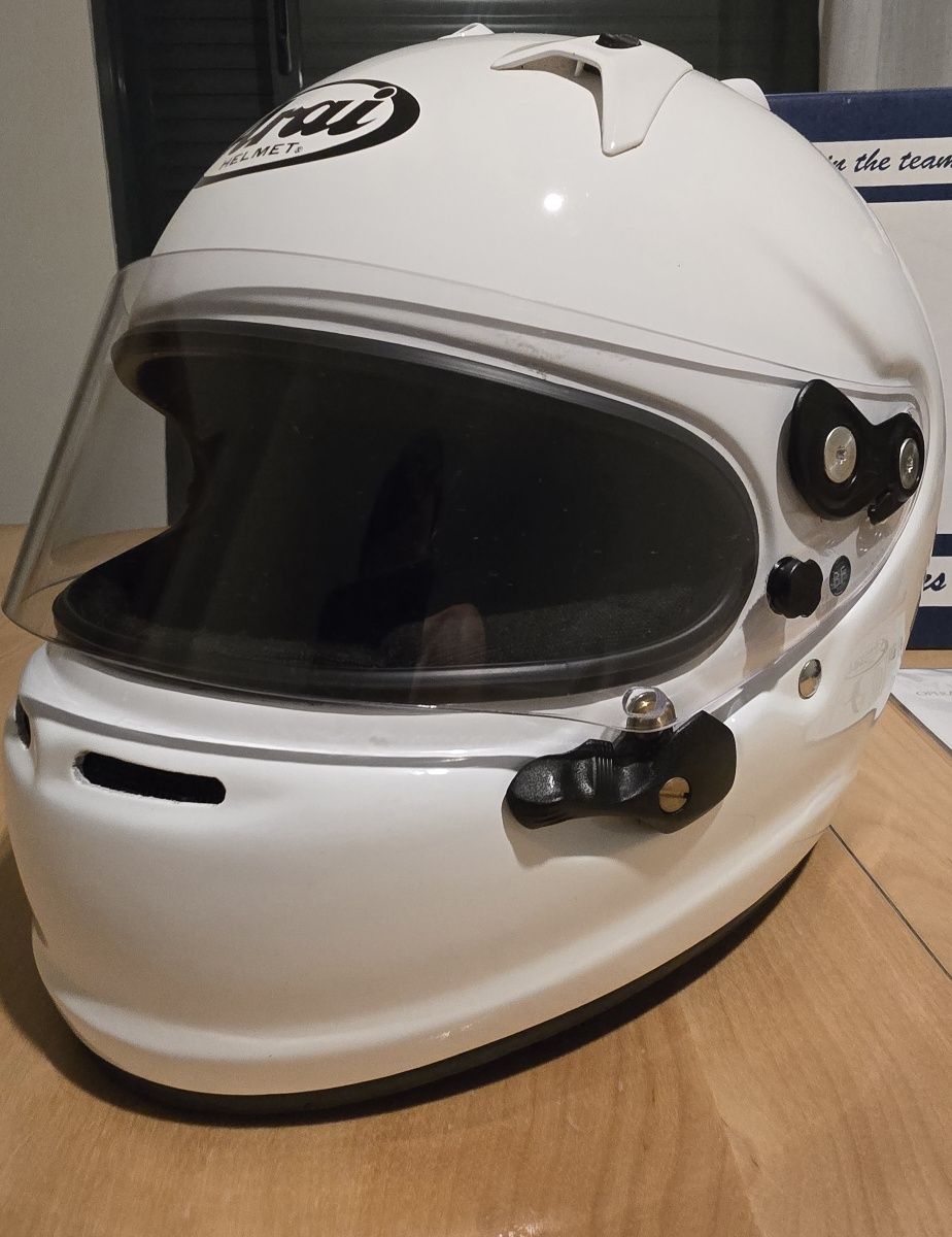Arai GP-7 SA2020 – Capacete topo de gama, pouco uso (€850 negociável)