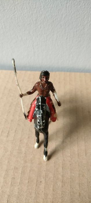 Żołnierzyki PRL - Indianin na koniu z oszczepem