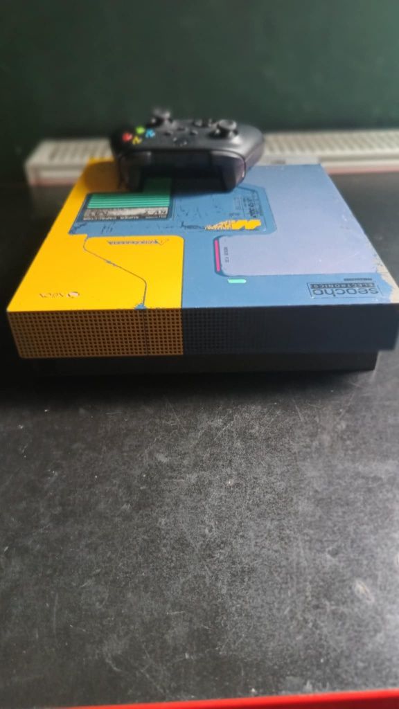 Xbox One X 1TB Cyberpunk Edition + pad